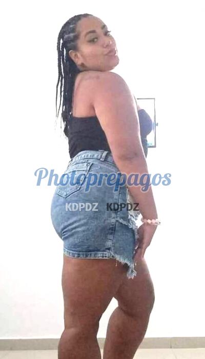 Alaska, mujer que hace videollamadas y sexting