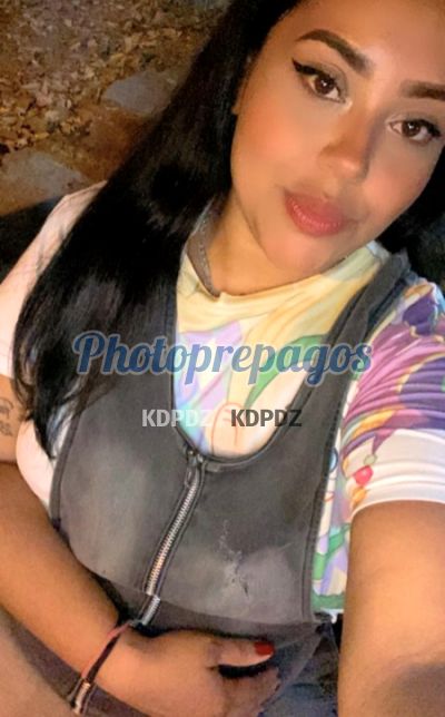 Alaska, mujer que hace videollamadas y sexting