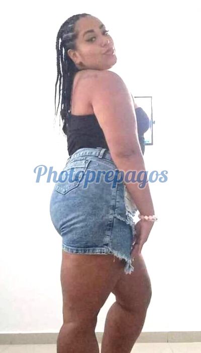 Alaska, mujer que hace videollamadas y sexting