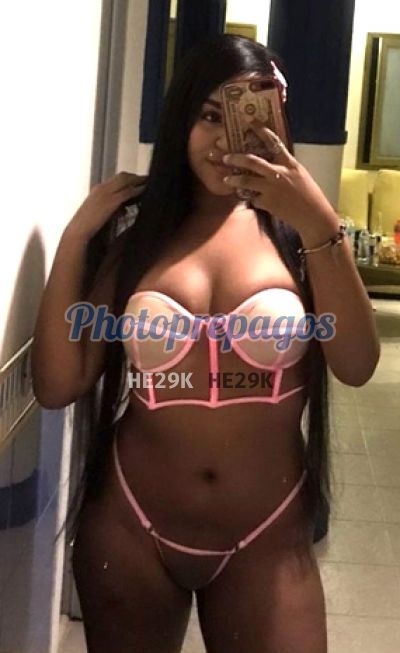 Marce, mujer que hace videollamadas y sexting
