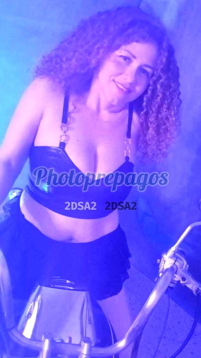 Zafiro, mujer que hace videollamadas y sexting