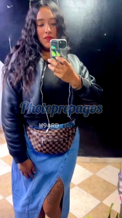 Sharon, mujer que hace videollamadas y sexting